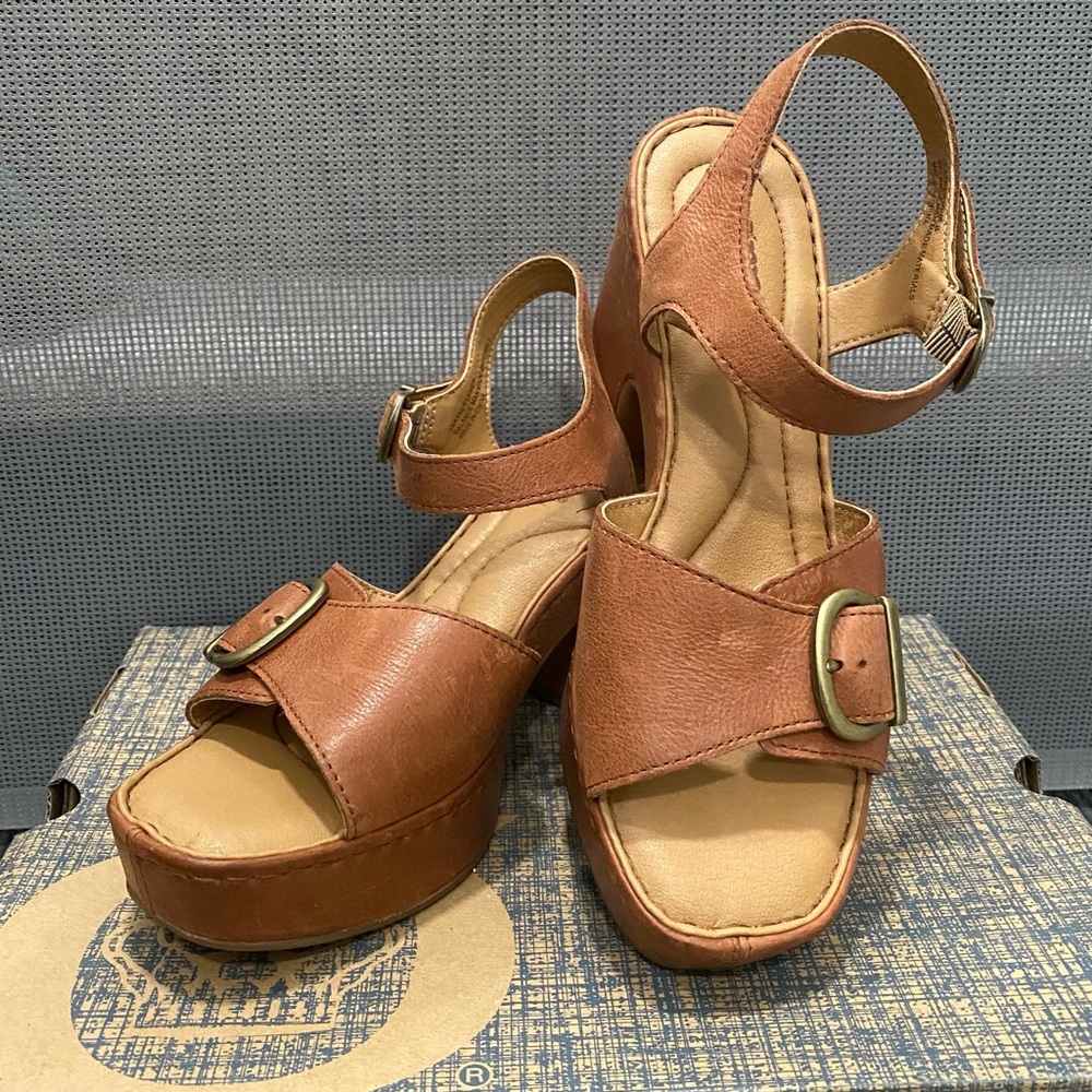 BORN Heeled Sandal, SZ 7, Brown.